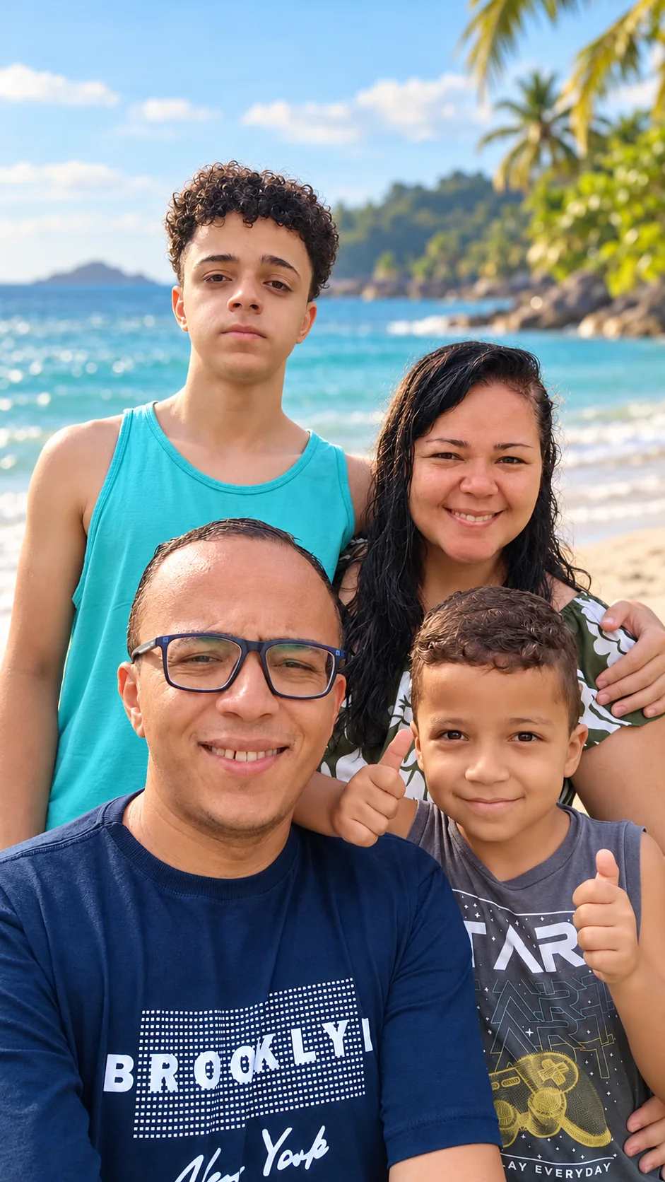 Cristiano Angelo com sua esposa e seus dois filhos em uma praia